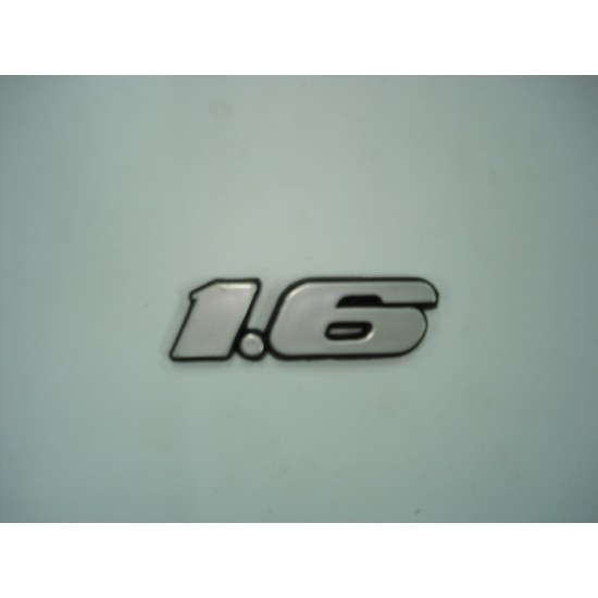 Emblema 1.6 (Cinza) Pl&aacute;stico