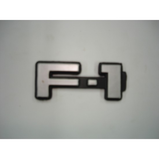Emblema F-1 Pl&aacute;stico